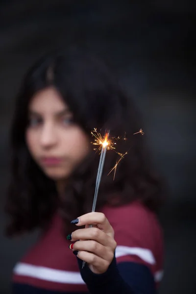 Jovencita sosteniendo un bengala . — Foto de Stock