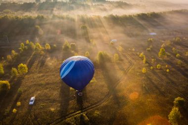 Sıcak hava balonu. Erken sabah sis, üstten görüntülemek