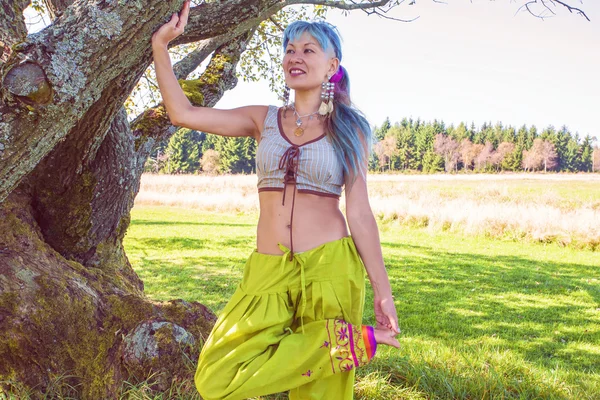 Hermosa chica tocando el árbol, disfrutando de la naturaleza — Foto de Stock