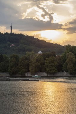 Petrin gözcü Kulesi ile güzel güneş ile Petrin Tepesi'nde görüntülemek