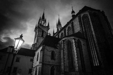 Görünüm Tyn kilise gece Prag eski şehir çeyreğinde, Prague, Çek Cumhuriyeti