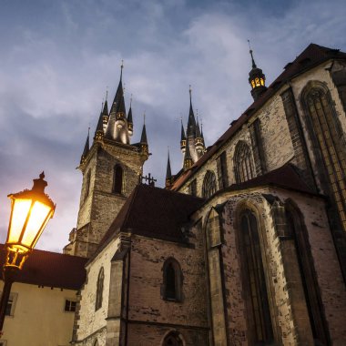 Görünüm Tyn kilise gece Prag eski şehir çeyreğinde, Prague, Çek Cumhuriyeti