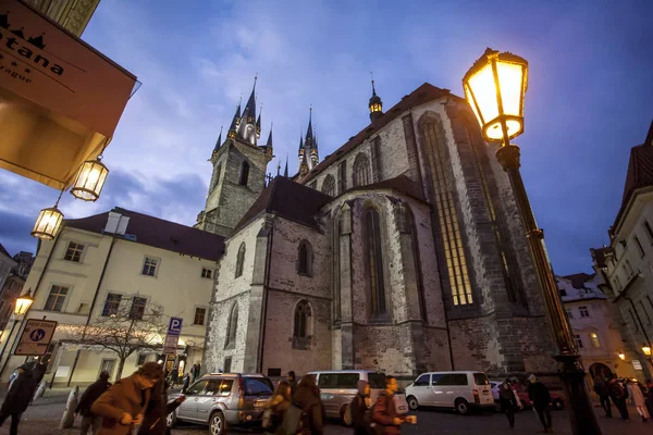 Pohled na Týnský chrám v noci v Praze Staré Město pražské, Praha, Česká republika — Stock fotografie