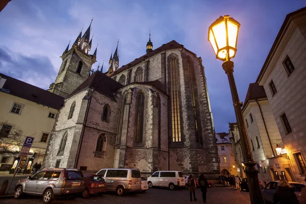 Vista de la iglesia de Tyn por la noche en el casco antiguo de Praga, Praga, República Checa — Foto de Stock