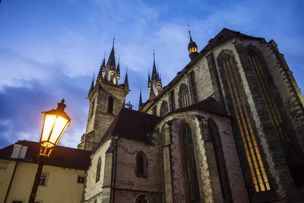 Utsikt över Tynkyrkan på natten i Prags gamla stan kvarter, Prag, Tjeckien — Stockfoto