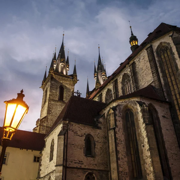 Vista de la iglesia de Tyn por la noche en el casco antiguo de Praga, Praga, República Checa —  Fotos de Stock