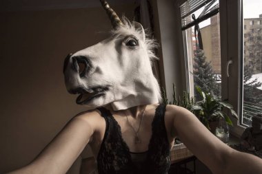 Tek boynuzlu at selfie alarak kız