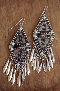 Ahşap arka plan üzerinde güzel küpe