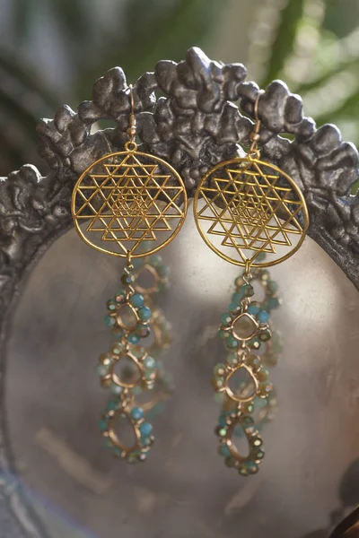 Όμορφη σκουλαρίκια με ιερή γεωμετρία — Φωτογραφία Αρχείου