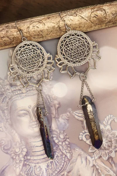 Όμορφη σκουλαρίκια με ιερή γεωμετρία — Φωτογραφία Αρχείου