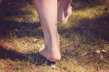kadın çıplak ayakla bacaklar 
