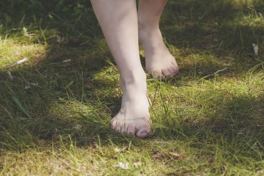 kadın çıplak ayakla bacaklar 