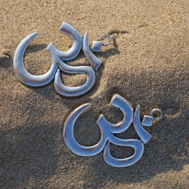 Om sembolüyle gümüş küpe