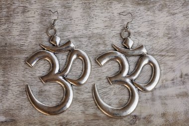 Om sembolüyle gümüş küpe