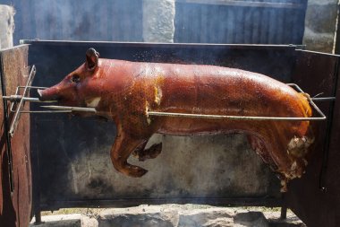 Bütün domuz ateşe kavurma