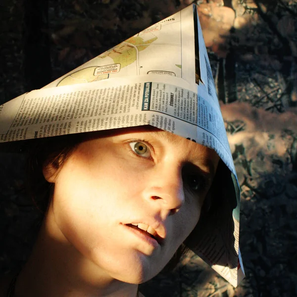Freaky karneval girl med papper hatt — Stockfoto