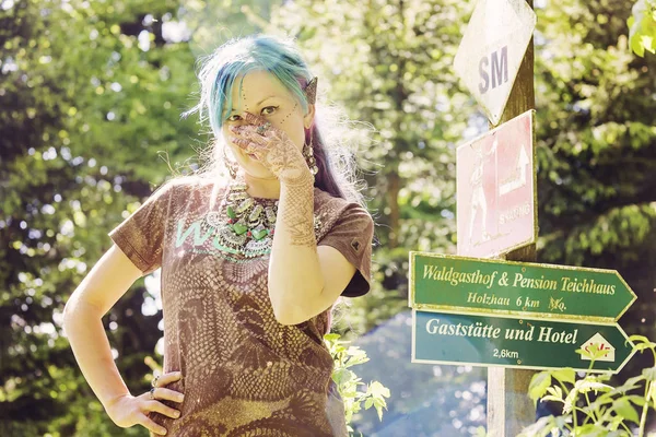 Hippie flicka njuter av sommaren natur — Stockfoto