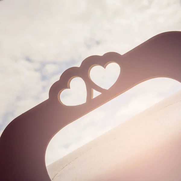 Dois corações cortados de papelão na caixa de papel de casamento — Fotografia de Stock