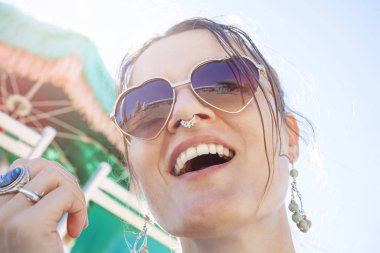 Sahildeki Mutlu Kız