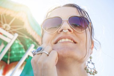 Sahildeki Mutlu Kız