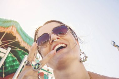 Sahildeki Mutlu Kız