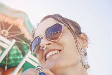 Sahildeki Mutlu Kız