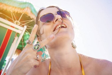 Sahildeki Mutlu Kız