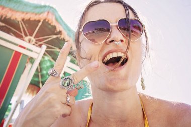 Sahildeki Mutlu Kız