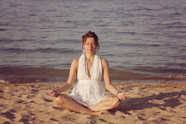 Jovem mulher meditando — Fotografia de Stock