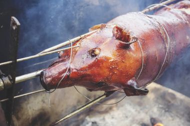 Bütün domuz açık ateş kavurma