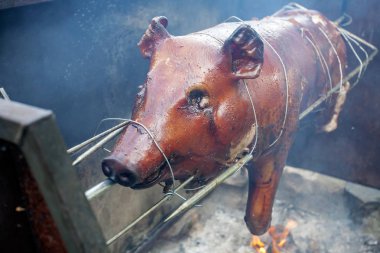 Bütün domuz açık ateş kavurma