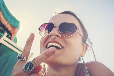 Sahildeki Mutlu Kız