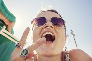 Sahildeki Mutlu Kız