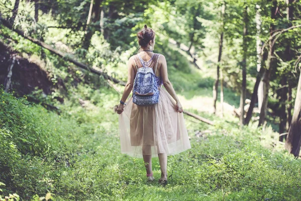 Girl walking away — Stock Photo, Image