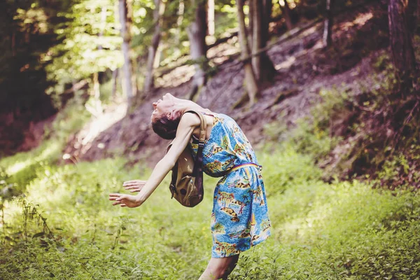 Tjej som njuter av naturen i skogen — Stockfoto