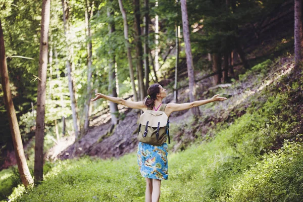 Girl enjoying nature i the forest — Stock Photo, Image