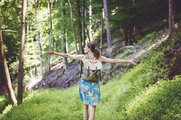 Chica disfrutando de la naturaleza i el bosque — Foto de Stock