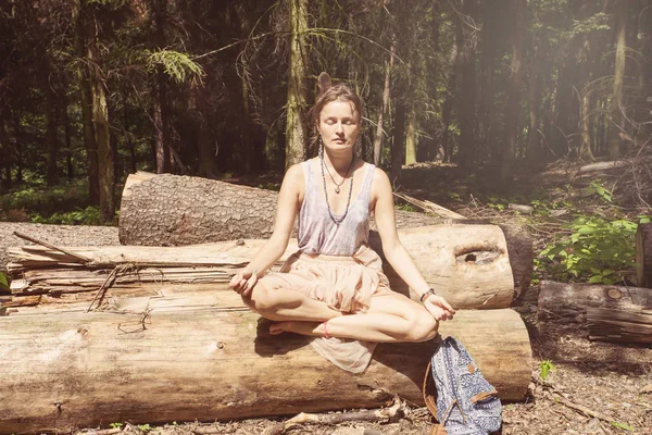 Женщина медитирует в лесу — стоковое фото