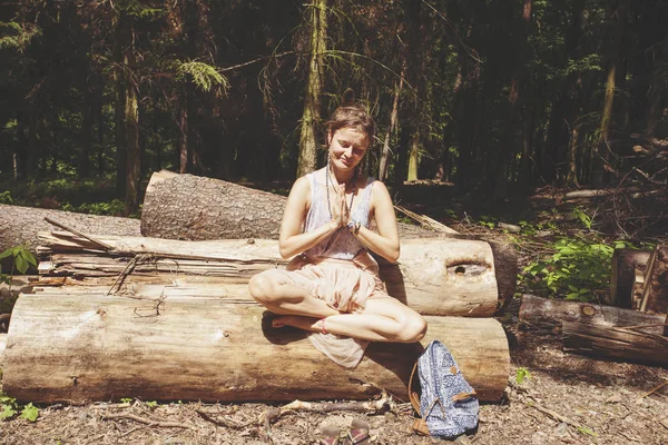 Kvinna som mediterar i skogen natur — Stockfoto