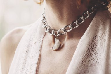 Moon ile kadın kolye kolye şeklinde