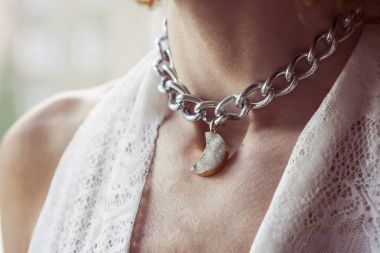 Moon ile kadın kolye kolye şeklinde