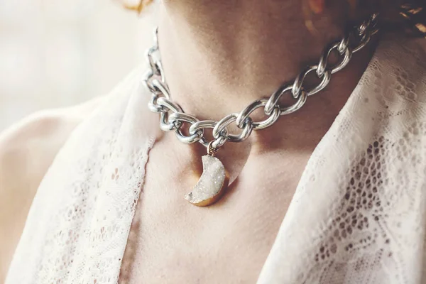 Moon ile kadın kolye kolye şeklinde