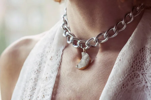 Moon ile kadın kolye kolye şeklinde