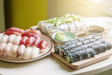 Japon suşi ile mutfak masası