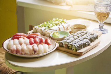 Japon suşi ile mutfak masası