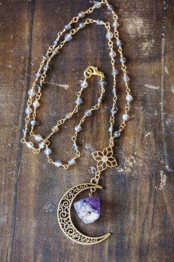 Güzel kolye ahşap artalanları üzerinde