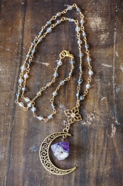 Güzel kolye ahşap artalanları üzerinde