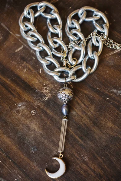 Güzel kolye ahşap artalanları üzerinde