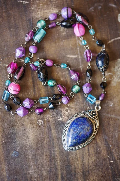 Güzel kolye ahşap artalanları üzerinde