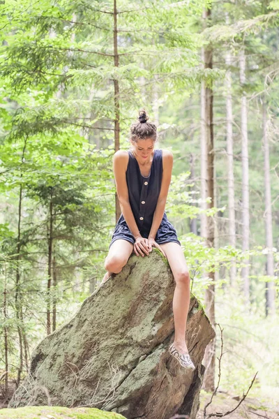 Beautiful woman enjoying forest — Stock Photo, Image